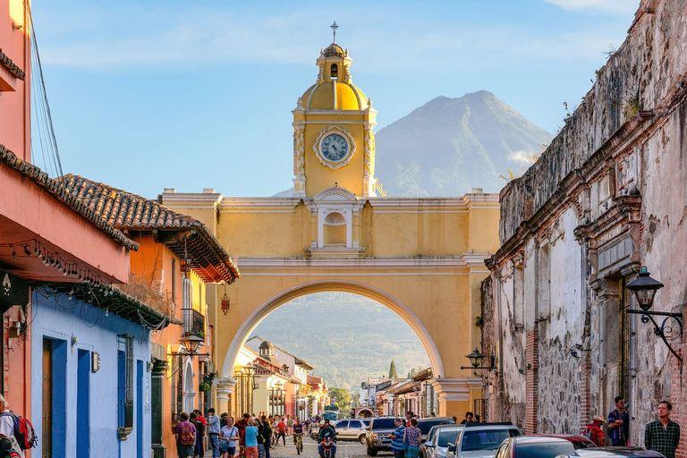 Arco de Santa Catalina con el Volcán de Agua al fondo, Antigua Guatemala