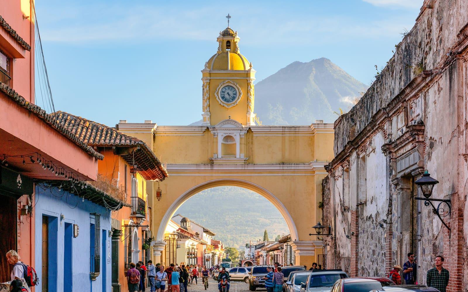 Arco de Santa Catalina con el Volcán de Agua al fondo, Antigua Guatemala