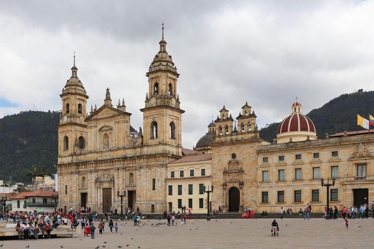 Plaza de Bolívar con la Catedral Primada de Bogotá y los cerros al fondo
