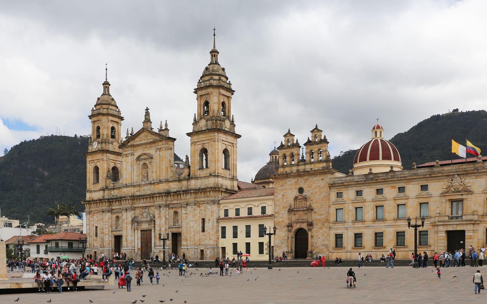 Plaza de Bolívar con la Catedral Primada de Bogotá y los cerros al fondo