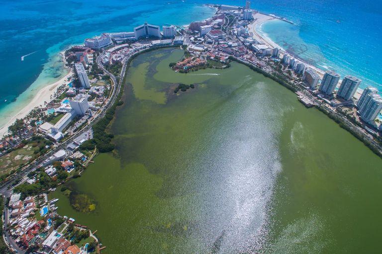 Vista aérea de la playa y la zona hotelera de Cancún