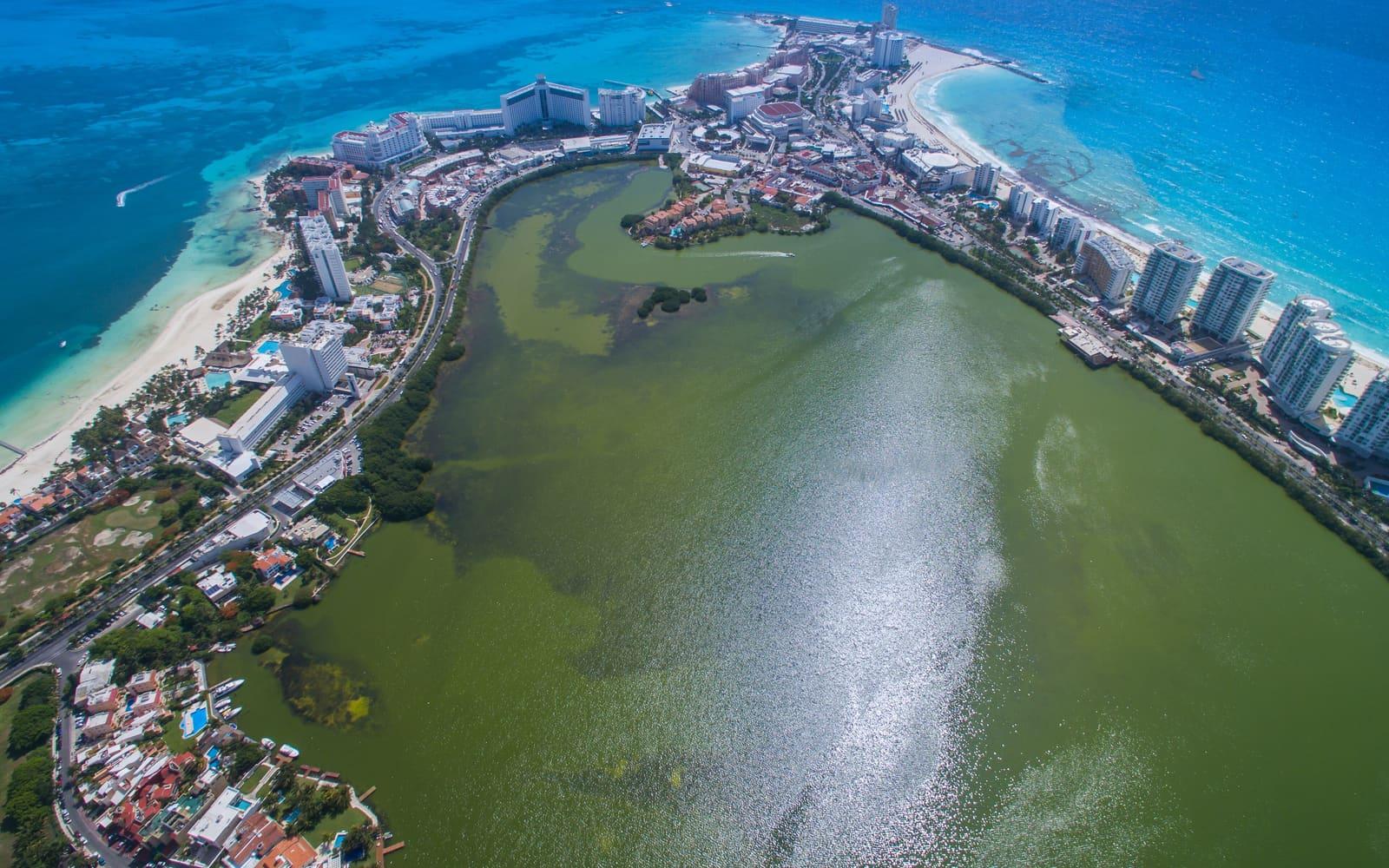 Vista aérea de la playa y la zona hotelera de Cancún