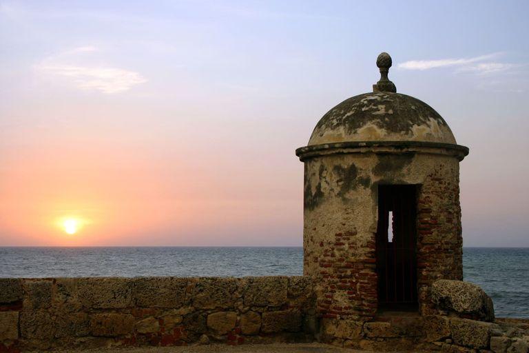 Garita de las murallas de Cartagena de Indias al atardecer frente al mar Caribe