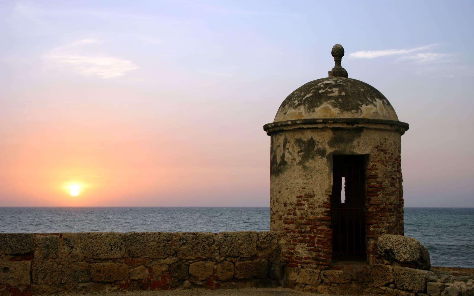 Garita de las murallas de Cartagena de Indias al atardecer frente al mar Caribe