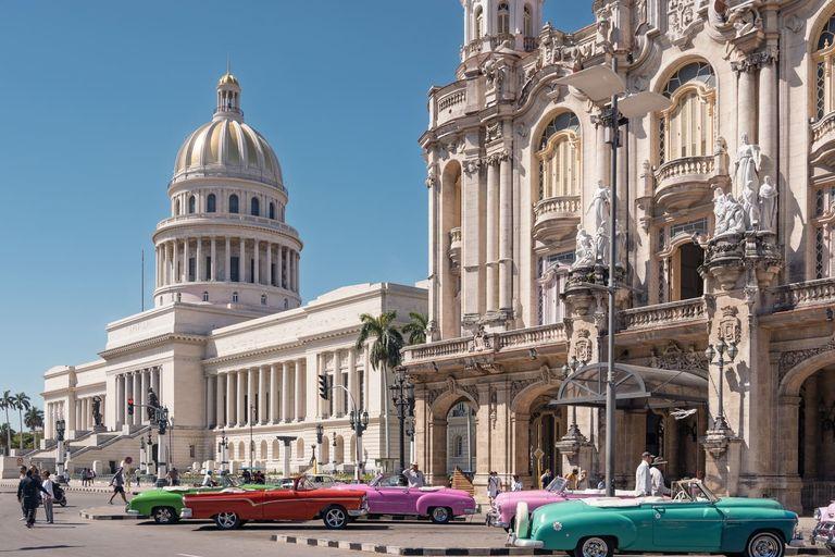 El Capitolio y autos clásicos frente al Gran Teatro de La Habana