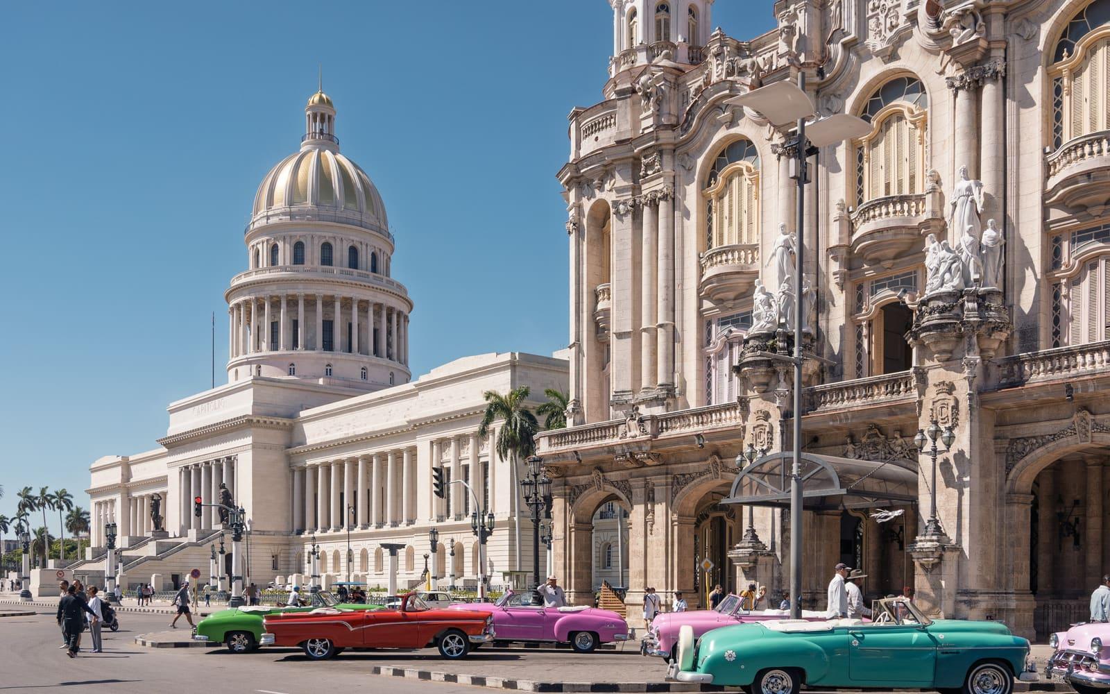 El Capitolio y autos clásicos frente al Gran Teatro de La Habana