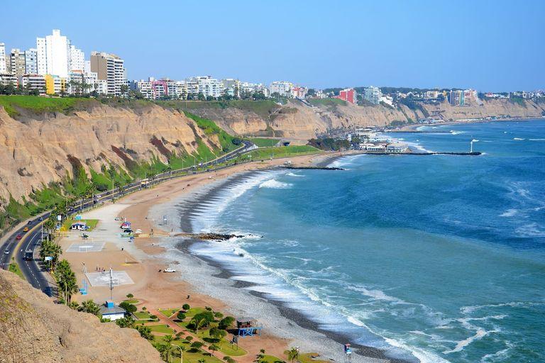 Acantilados y playas de la Costa Verde en Miraflores, Lima