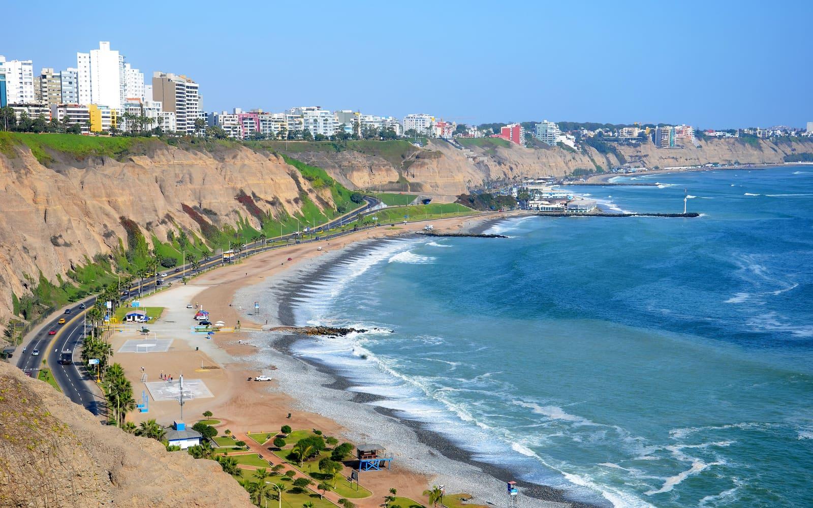 Acantilados y playas de la Costa Verde en Miraflores, Lima