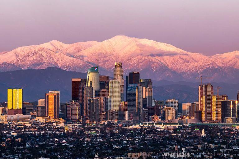 Rascacielos del centro de Los Ángeles con las montañas nevadas de San Gabriel
