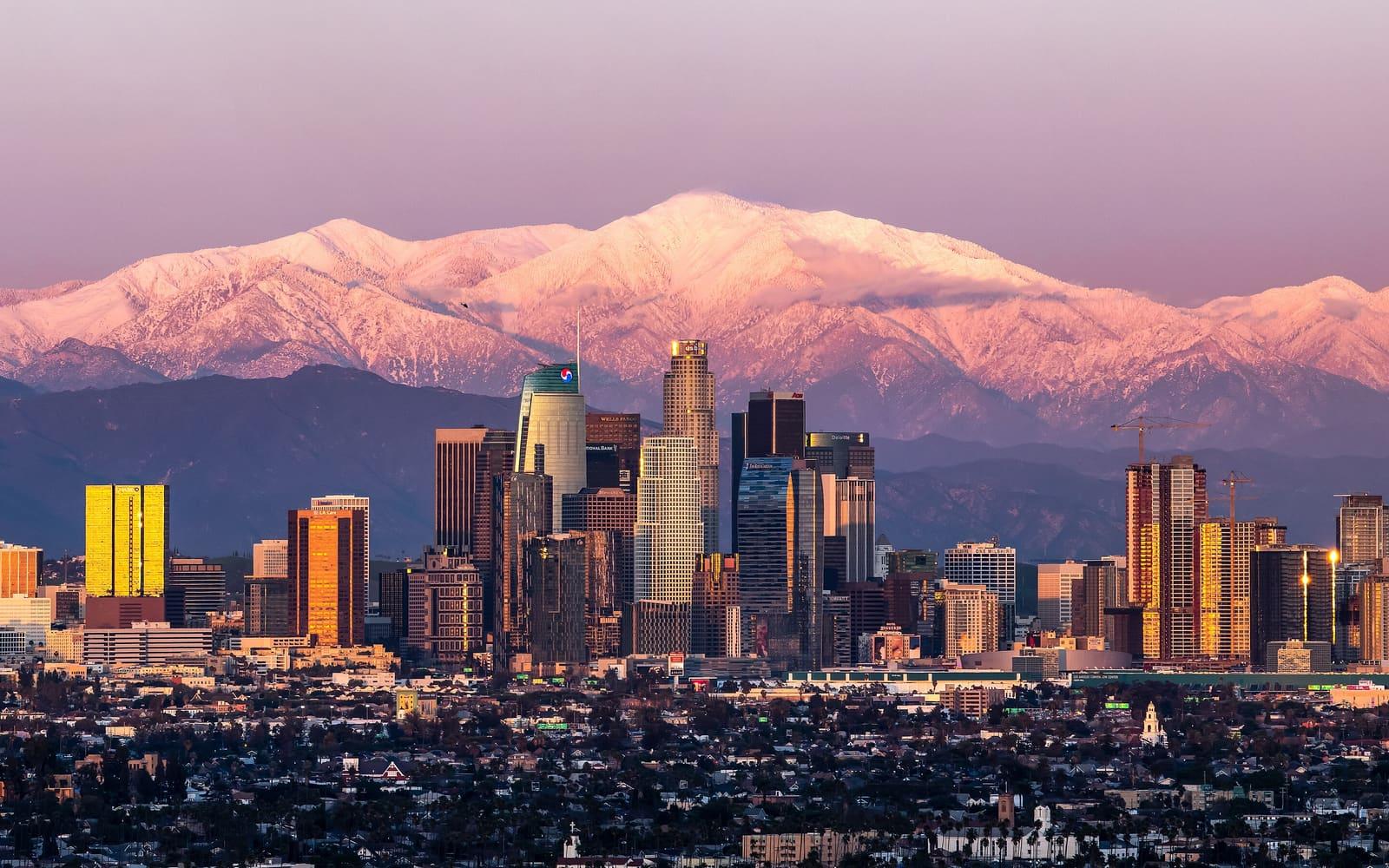 Rascacielos del centro de Los Ángeles con las montañas nevadas de San Gabriel