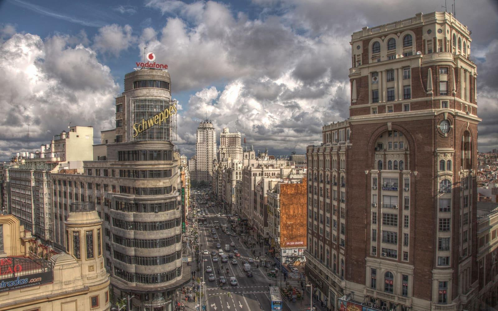 Gran Vía de Madrid al atardecer