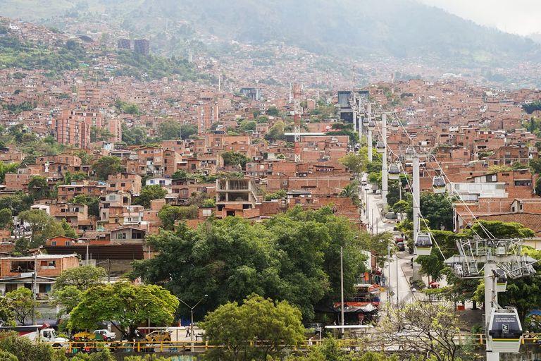 Cabinas del Metrocable sobre las laderas de Medellín
