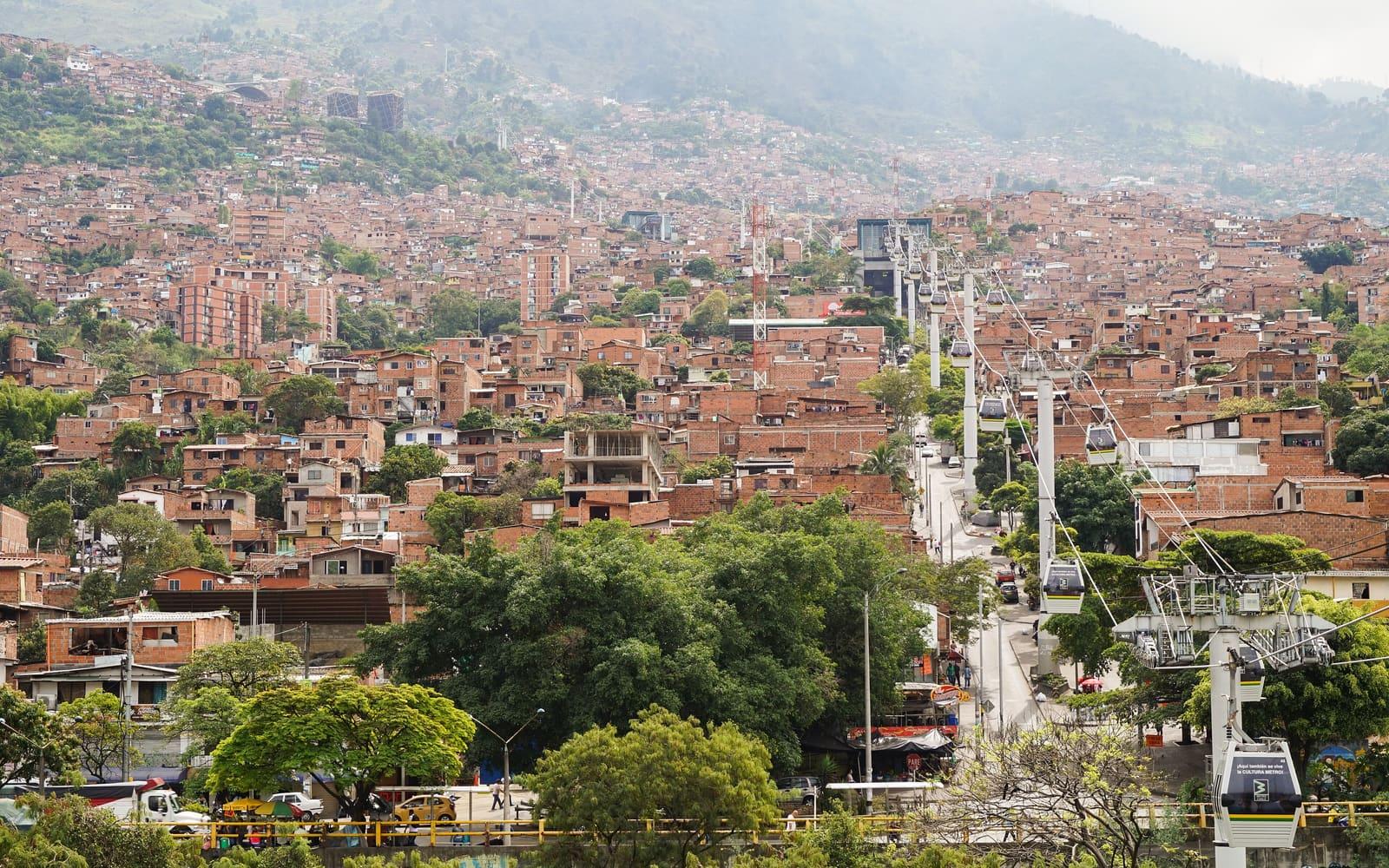 Cabinas del Metrocable sobre las laderas de Medellín
