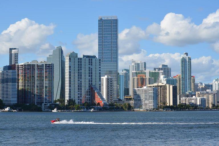 Skyline de Brickell, Miami, visto desde la bahía
