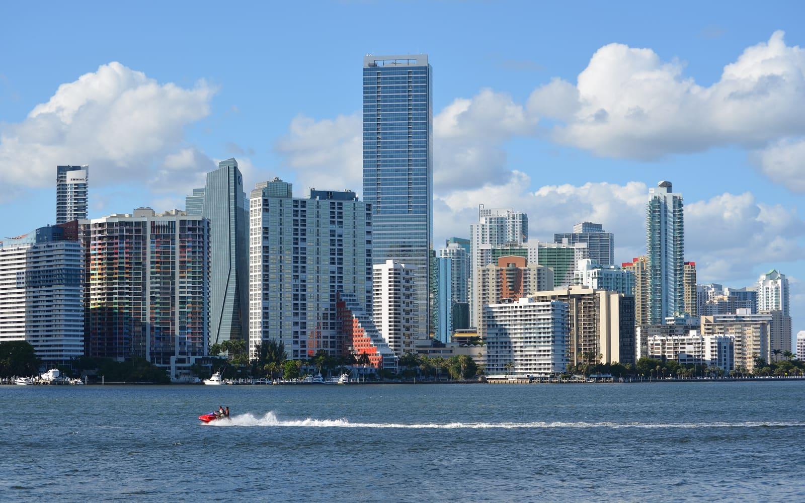 Skyline de Brickell, Miami, visto desde la bahía