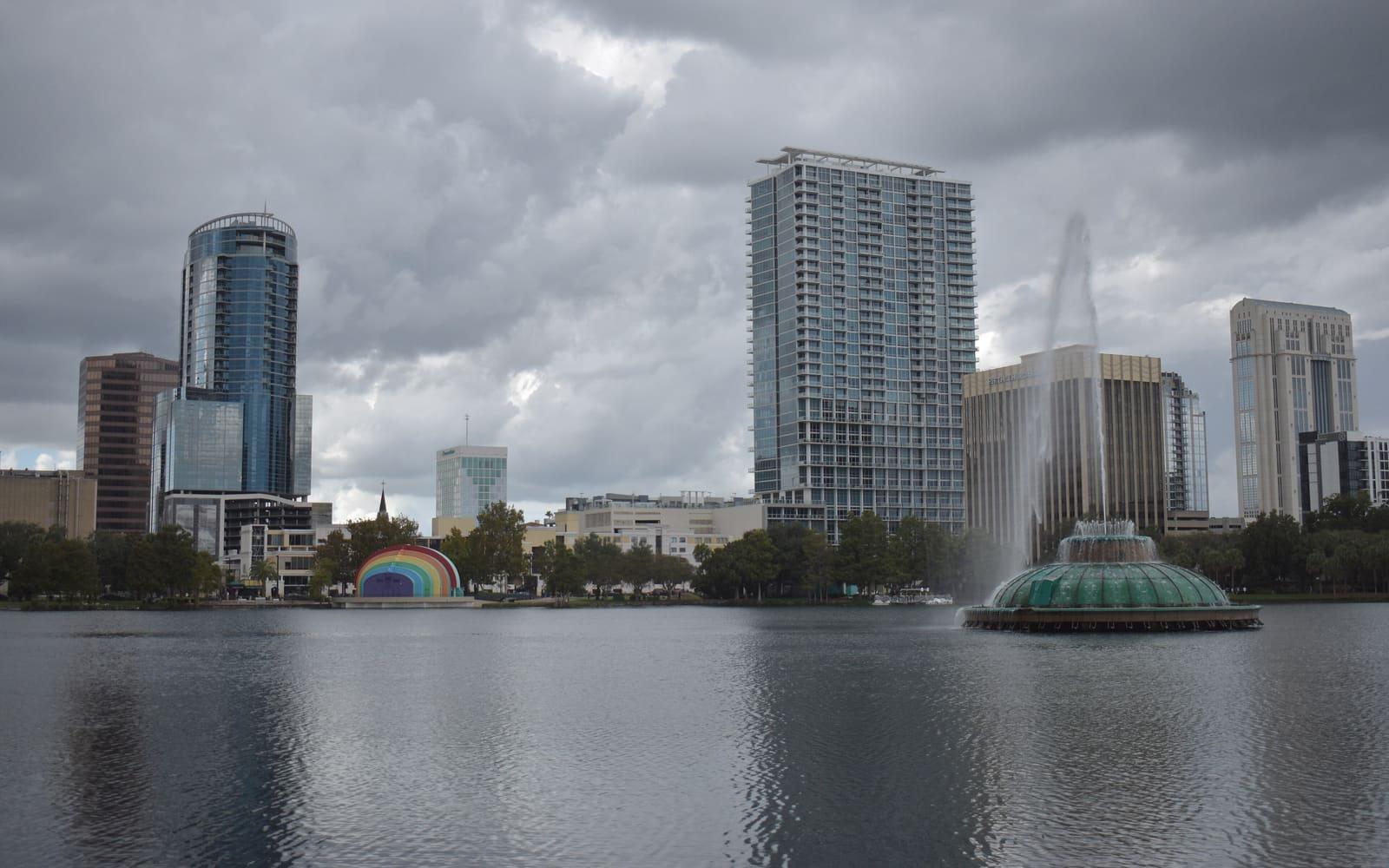 Lago Eola y el skyline de Orlando