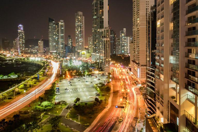 Rascacielos de Ciudad de Panamá frente al mar