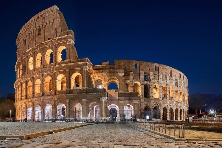 El Coliseo de Roma iluminado al anochecer