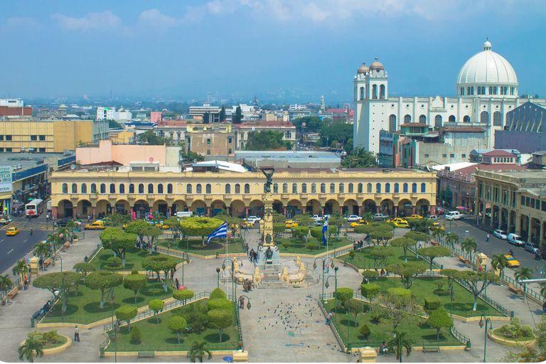 Plaza Libertad y la cúpula de la Catedral Metropolitana en el centro de San Salvador