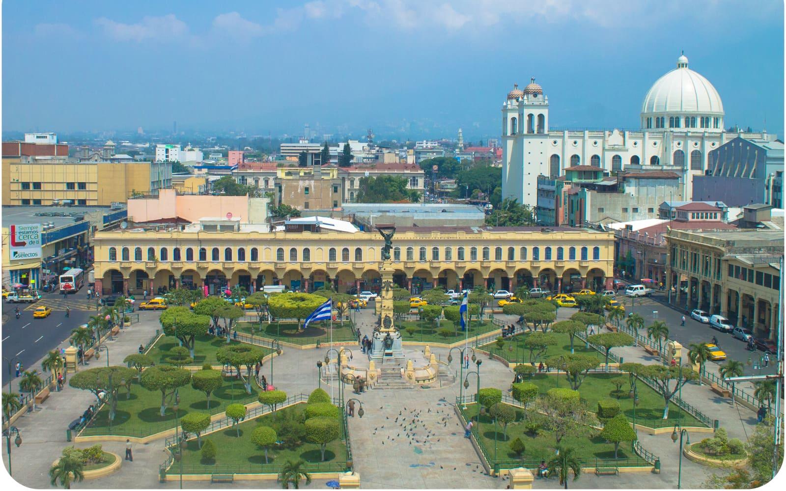 Plaza Libertad y la cúpula de la Catedral Metropolitana en el centro de San Salvador
