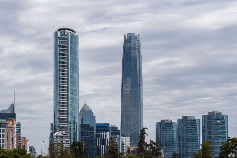 Rascacielos del sector financiero de Santiago con la Gran Torre Santiago