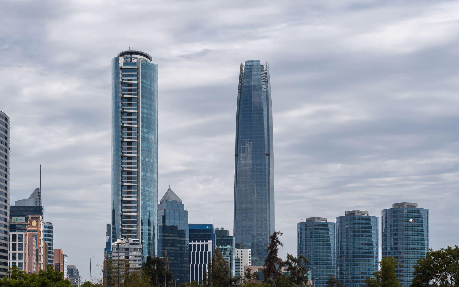 Rascacielos del sector financiero de Santiago con la Gran Torre Santiago