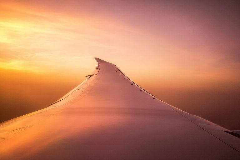 Ala de avión al atardecer
