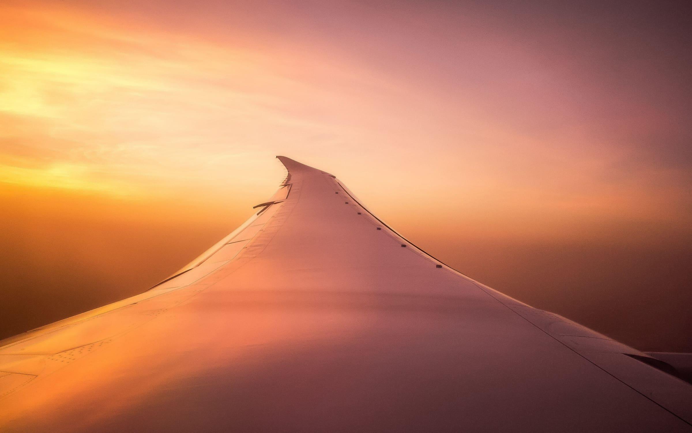Ala de avión al atardecer