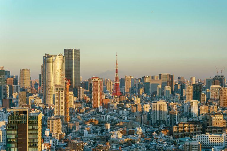 Skyline de Tokio con la Torre de Tokio a la luz dorada