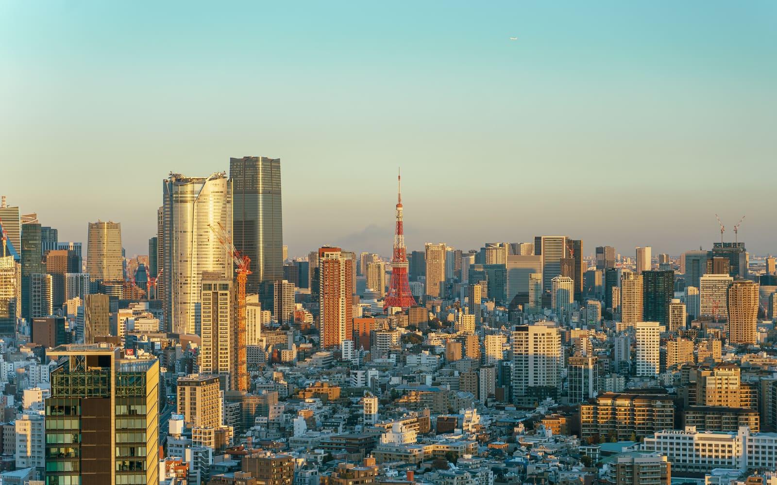 Skyline de Tokio con la Torre de Tokio a la luz dorada