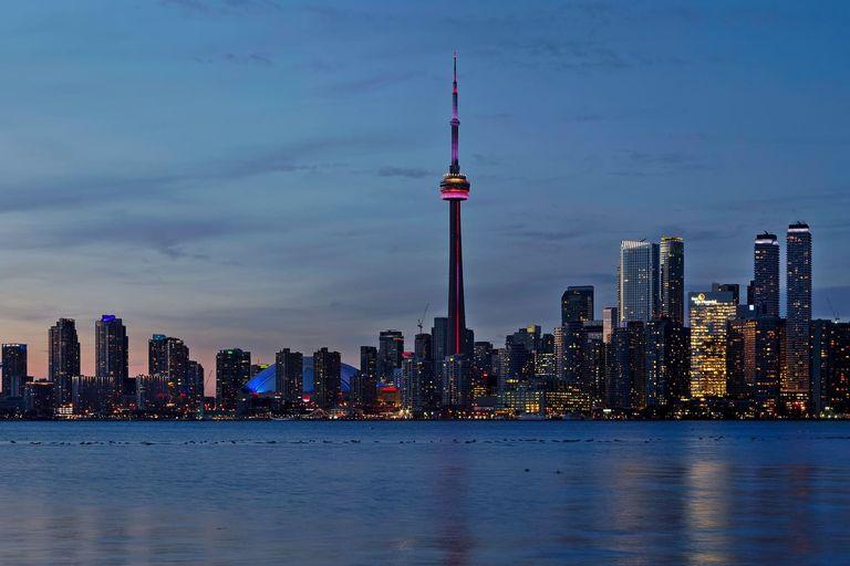 Skyline de Toronto con la CN Tower al atardecer desde el lago Ontario