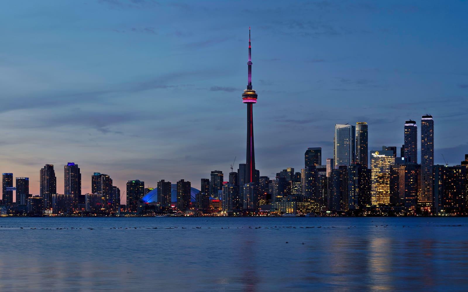 Skyline de Toronto con la CN Tower al atardecer desde el lago Ontario