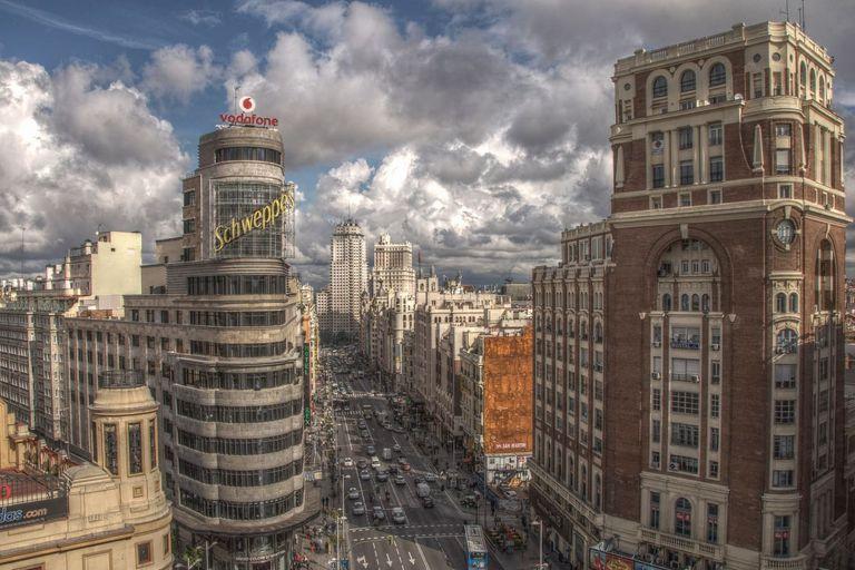 Gran Vía de Madrid al atardecer