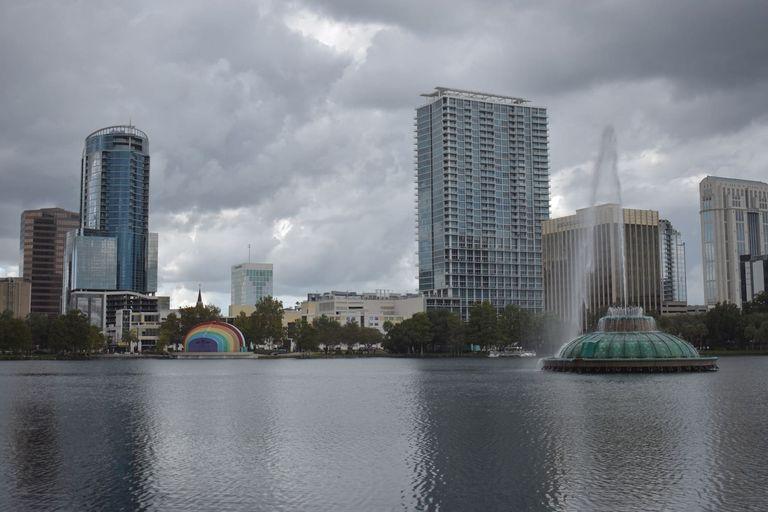 Lago Eola y el skyline de Orlando