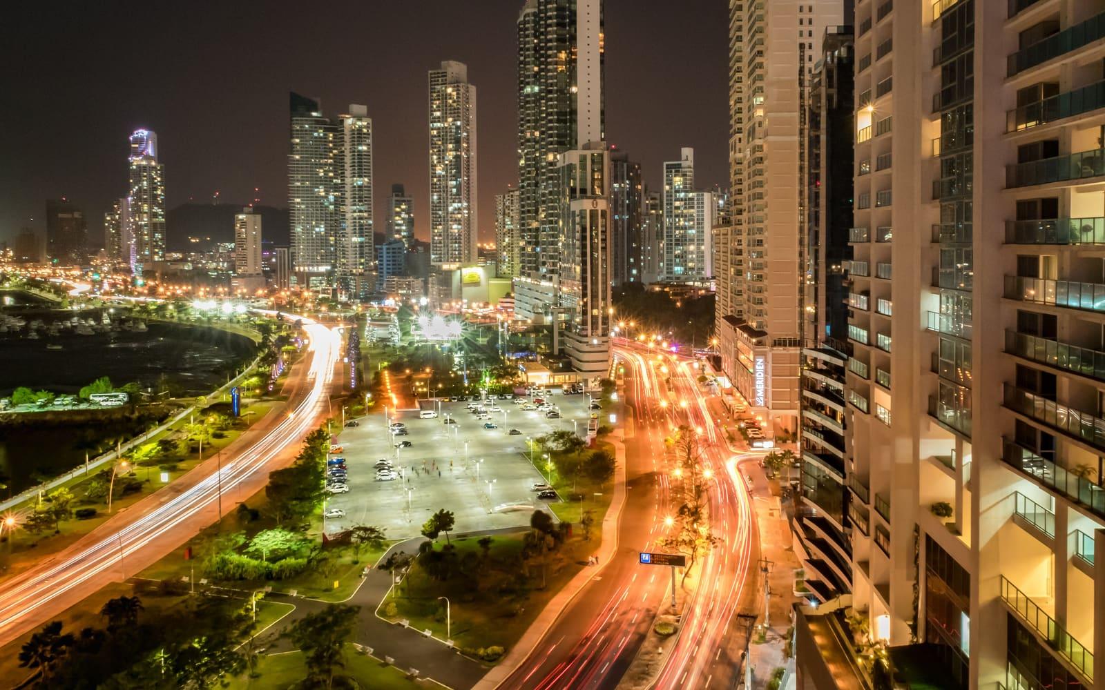 Rascacielos de Ciudad de Panamá frente al mar