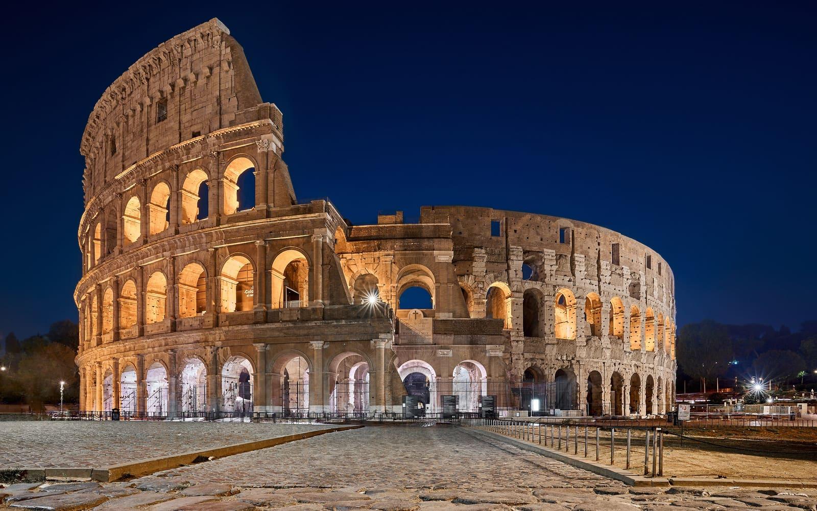 El Coliseo de Roma iluminado al anochecer